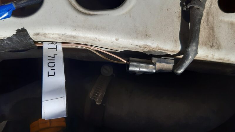 Disabling the STOP&START system by shortcutting the bonnet's microswitch 